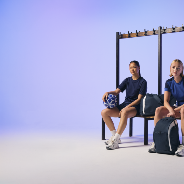 bg_bg571_bg572_navy_white_lifestyle_462